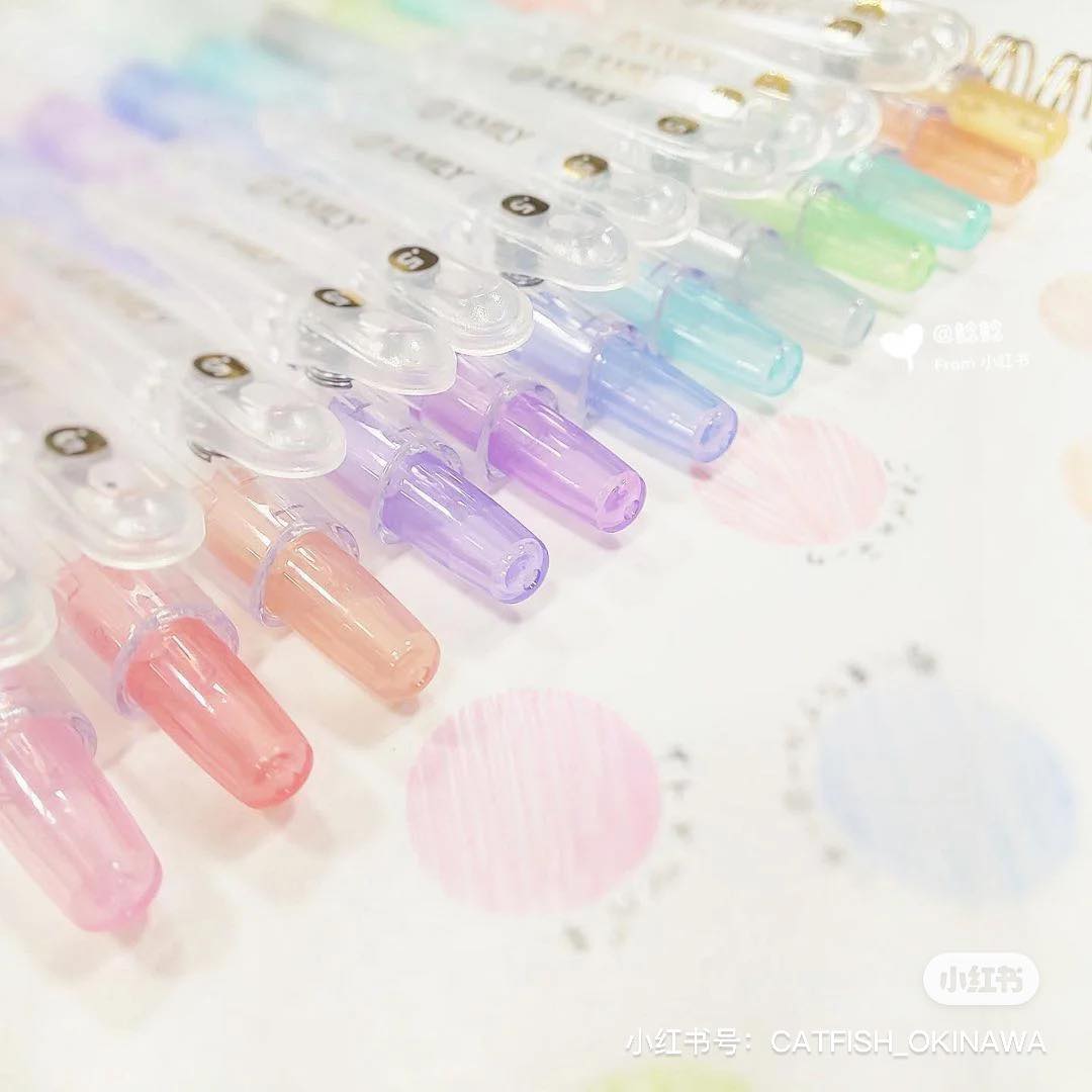 # 2 Pilot ilmily 粉嫩春天色彩色中性笔 日本国民文具品牌Pilot早前推出过一组颜值炸裂、撩爆少女心的ilmily系列；ilmily 是 i like me I like you的缩写，连名字都甜甜的～笔芯颜色和外形一样比较轻浅柔和，适合用来画些点缀的小插画、简笔画～