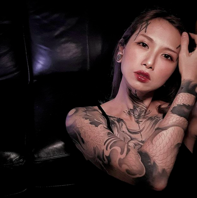 参加ntv7选秀节目出道、曾任主持及演员的Hishiko Woo吴姵其，在YouTube上的「不一样又怎样」影片系列探讨了许多小众话题，不少网民在讨论区中推荐大家关注：「Hishiko拍的影片内容都很有营养，是我心中的网红女神」！