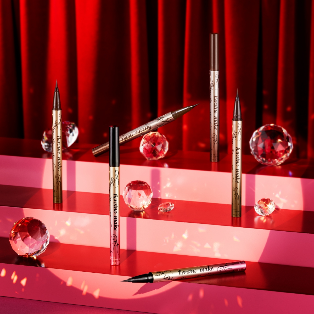 歌颂「Be Your Own Heroine」女性力量的日本彩妆品牌KISS ME，本季推出眼线系列新品Heroine Make Prime Liquid Eyeliner Rich Keep，命名“Heroine Make”寓意鼓励女生们做自己故事里的英雄、做自己最美：「打扮该是为了自己， 并非取悦他人」！