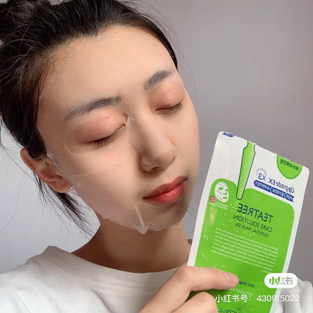 MEDIHEAL Tea Tree Care Solution Essential Mask 茶树面膜 韩国药妆店Olive Young常年热销TOP、去年荣登年度销量冠军的MEDIHEAL茶树面膜,主打天然成分不刺激,补水保湿让肌肤变柔嫩的同时一点都不粘腻,对于偏油性、混合性肌有着很好的调节水油平衡效果,还能有效舒缓镇静泛红肌肤。