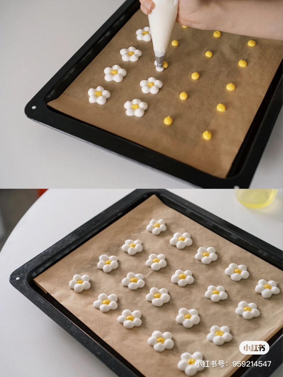 3、从烤箱拿出烤好的小雏菊饼干中心部分，用蛋白在它们周围挤出小圆形花瓣形状。最后送入90度烤箱烤40-45分钟左右即可。