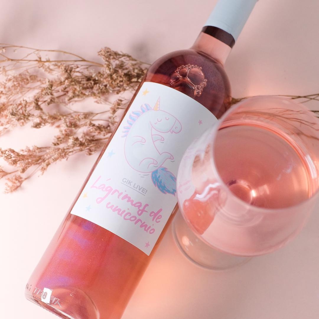 Gik公司推出Blue Wine大受欢迎,随后也推出了一款更戳少女心的「独角兽的眼泪」 Gik Unicorn Tears Dreams Pink Wine,澄净晶透的仙气粉色光感就好疗愈!