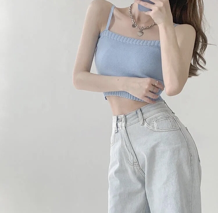 日前和女生们分享了针对「消除斜方肌」可以练习的简单动作，大家都有勤加锻炼吗？FMCO期间别赖着光吃不动，抓紧宅家时间悄悄练出好身材，届时复工或回到校园让大家眼前一亮！今天给大家找来「消除粗壮肉肉手臂、厚圆肩膀、后背赘肉和腋下副乳」的1招专业动作，原地就能摆好姿势开练完全无需工具～