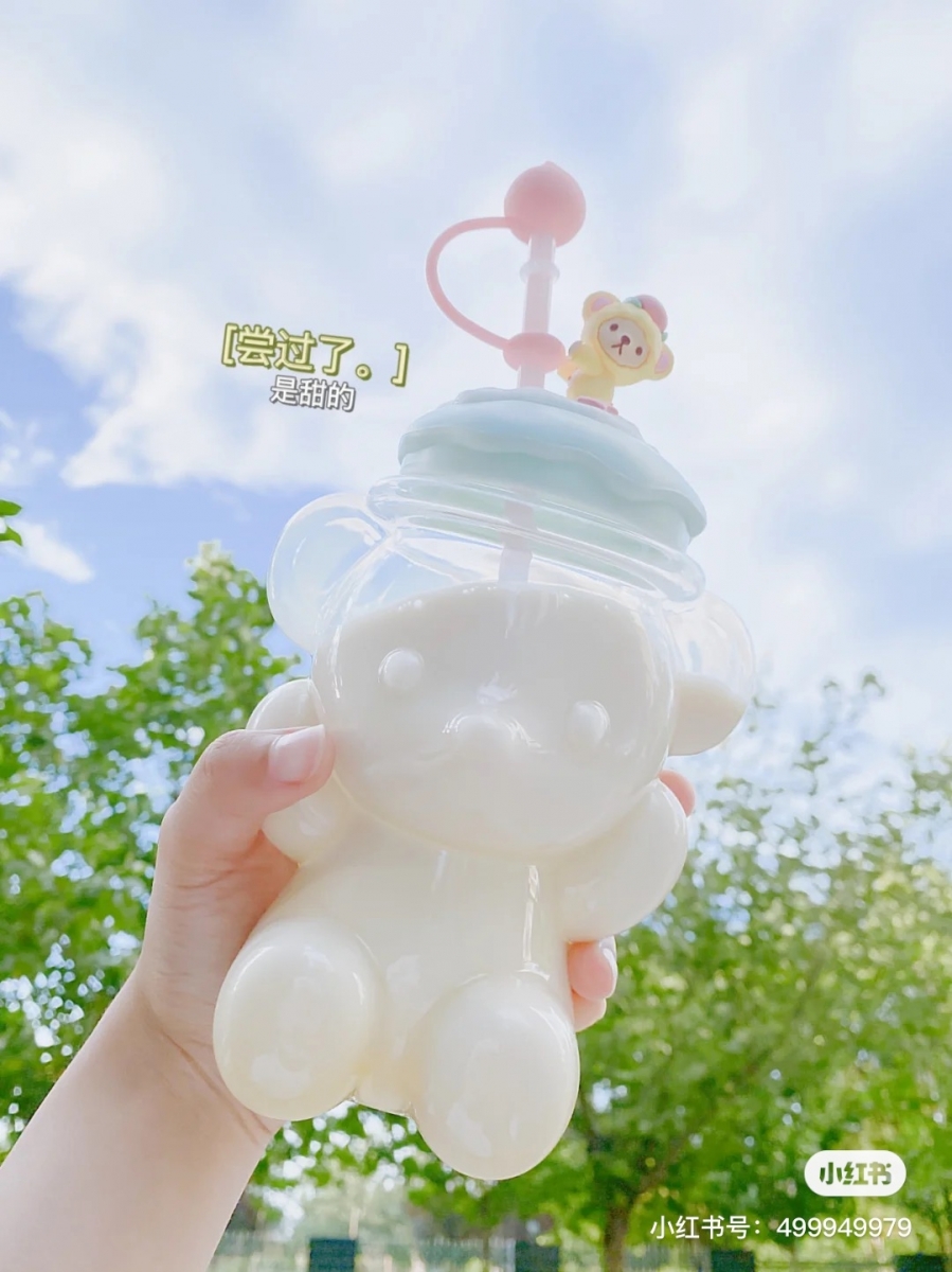 # 1 泰迪珍藏系列小熊奶茶杯 >>> 【点击查看淘宝链接】 「泰迪珍藏」品牌推出的这款立体小熊设计奶茶水杯,杯身是透明高硼硅玻璃材质打造,宝宝柔蓝色的杯盖和杯身结合就像小熊佩戴着一顶可爱帽子~
