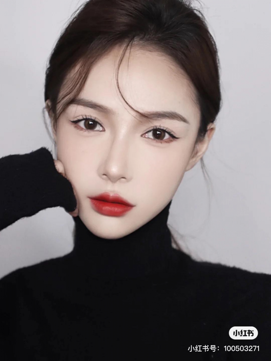 真正的“自信”是忠于内心、拥抱自己的不完美，即使不被喜欢也依然懂得欣赏自己，善于发现专属自己的美。KISS ME 「Be Your Own Heroine」女性力量，陪你撕掉外界的标签、社会对美刻板定义，美给自己看、为自己而活！