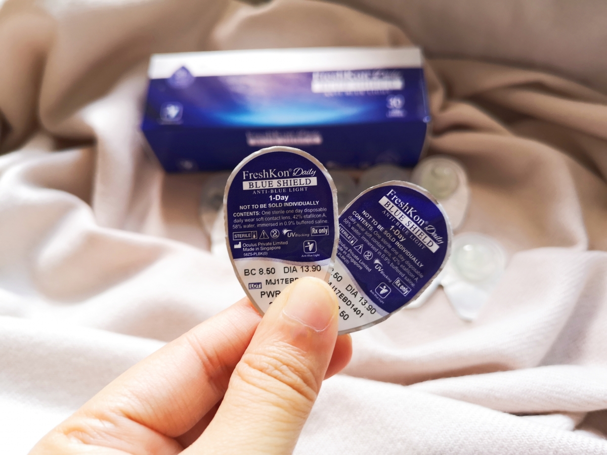 此外镜片还采用了高亲水性和抗好透氧材质制成，维持镜片湿润、长时间佩戴也不会觉得干涩。配合舒适贴肤的弧度与边缘设计，即时是隐形眼镜初试者也不会觉得有明显异物感。