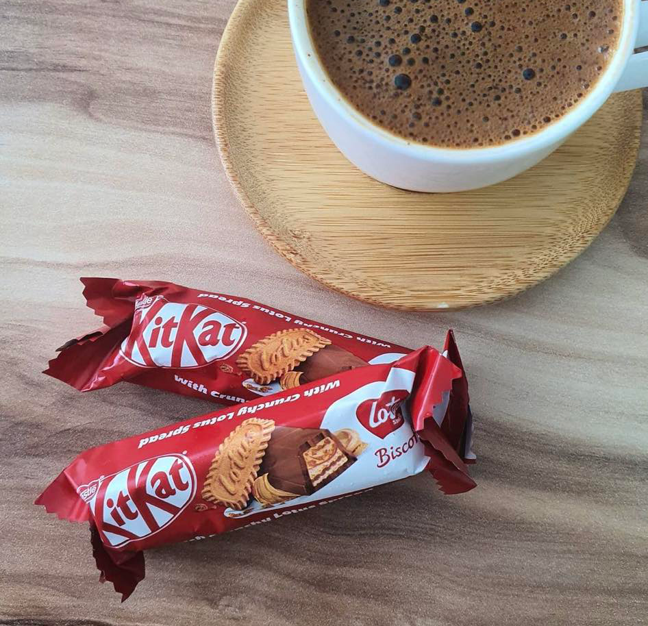 据说这款KitKat x Lotus Biscoff 巧克力棒，搭配咖啡或热鲜奶当「下午茶点心」堪称一绝！想要尝鲜、大爱KitKat或Lotus Biscoff的吃货们，不妨可以点击以下链接前往Shopee和Lazada查看购买详情：