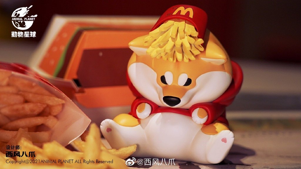 French Fried Gotch薯条阿柴枸杞:头顶着薯条、穿红色连帽长袖卫衣、低头凝视自己肚肚的柴犬枸杞~是不是像极了宅在家爱吃快餐薯条的你呢?(笑)