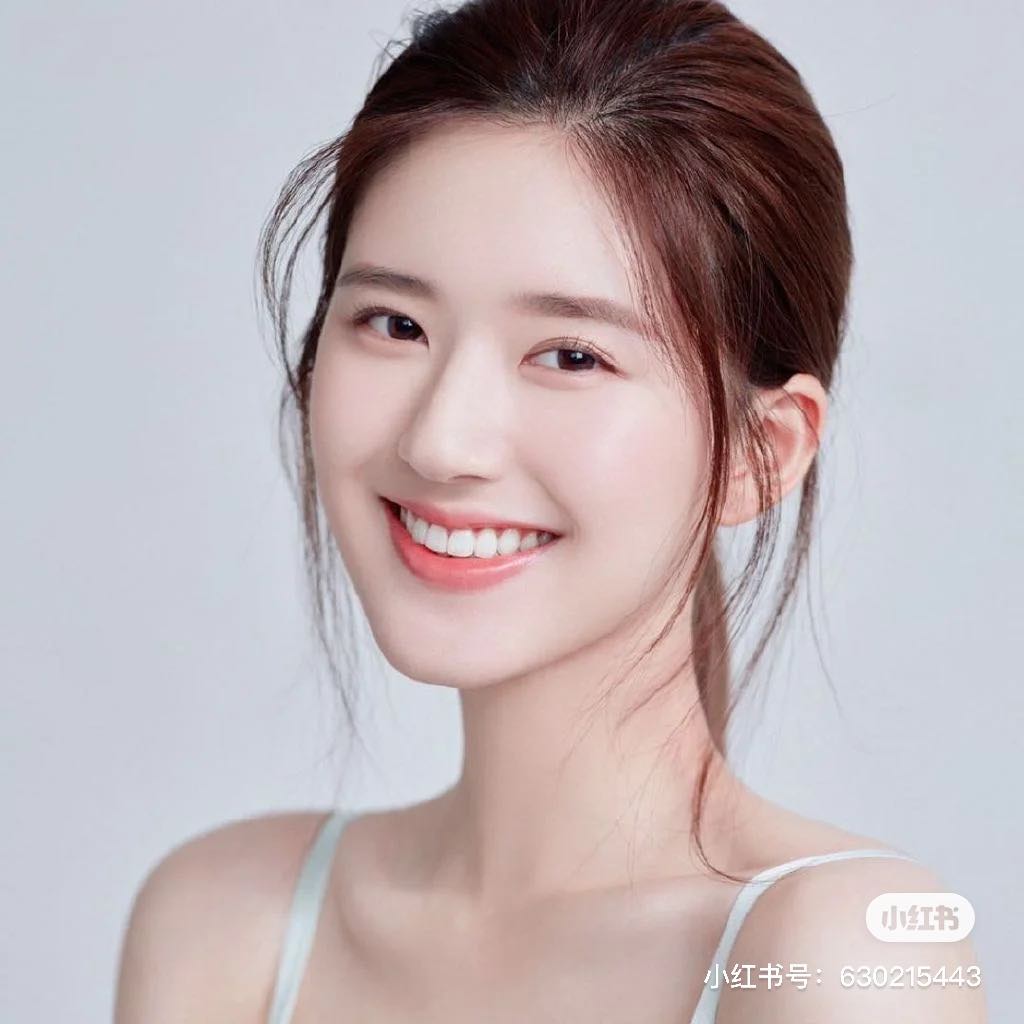 4、她的修容一般都很自然,不会刻意把脸修成大V脸,也不会强调打造鲜明的骨骼感、轮廓感;两颊保留圆润流畅的线条更显减龄可爱。