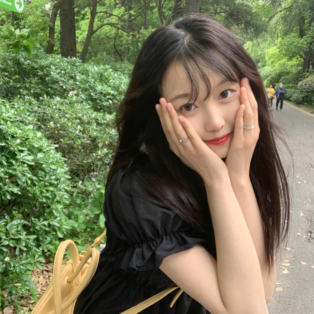 yyds 早前男神任嘉伦、杨洋分别都公开表示自己搞不懂网络流行语「YYDS」的意思，一度将它误以为是「永远单身」的字母缩写～事实上YYDS是「永远滴神」的意思，惯用于形容某人某事难以被超越的「封神之作」。 例子：BTS今晚的舞台演出 yyds！ nsdd 「你说得对」拼音首字母缩写。 例子：nsdd，我一开始就不应该相信他！