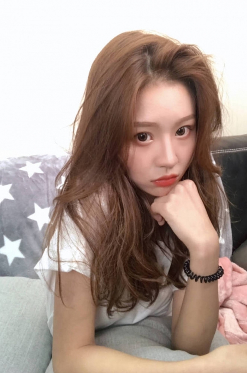 抖音女神「温婉」因《Gucci Prada》短视频走红网络、粉丝数破千万。早前她一次开直播和网民互动时以零美颜滤镜外貌示人,灯光影响下让她脸上没晕染好的鼻影、高光更显突兀。