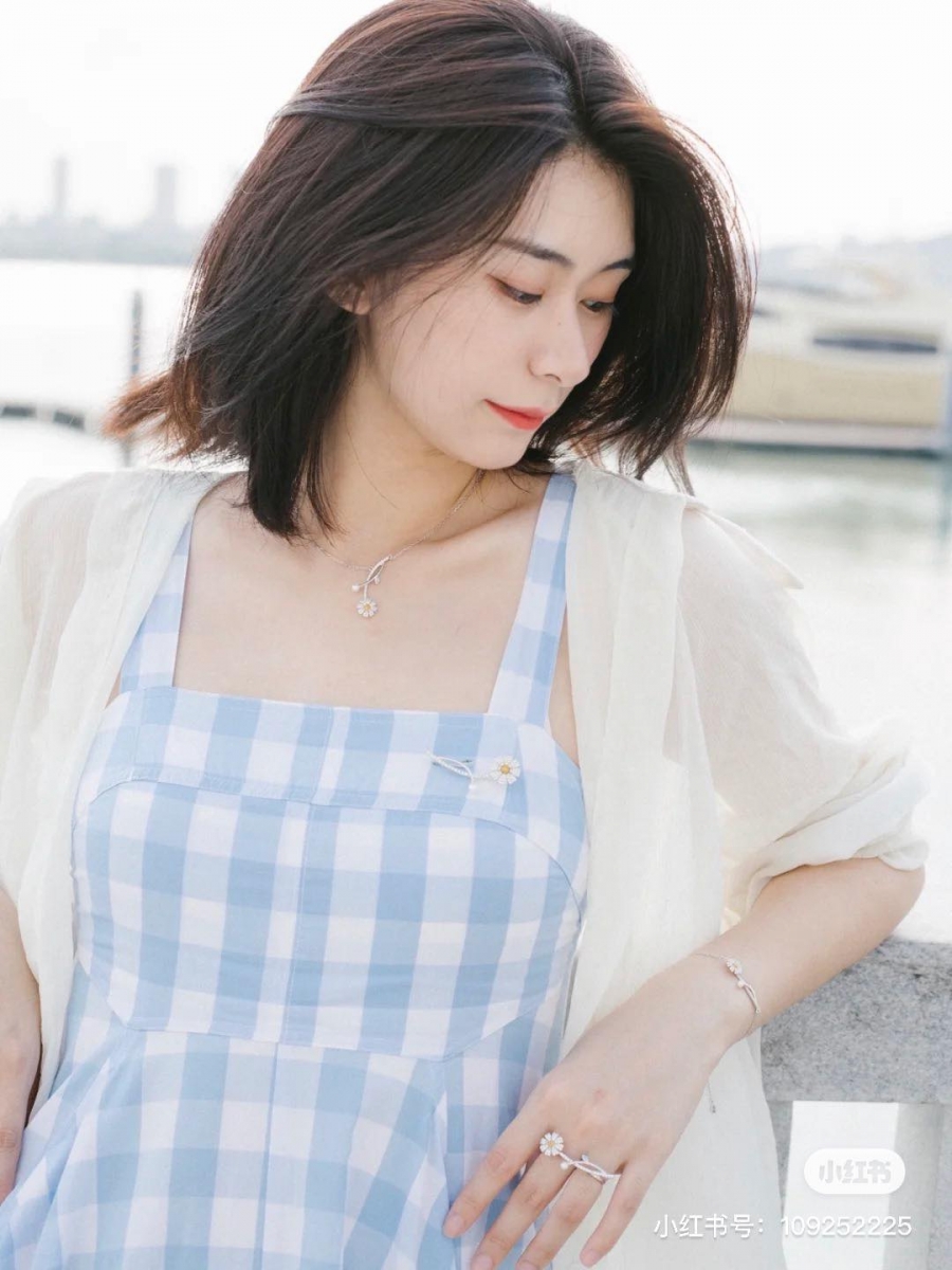 # BABYBEI 小雏菊戒指 轻奢设计师珠宝品牌BAYBEI旗下推出过的一款小雏菊戒指，是一整株连花带茎叶的小雏菊设计，花蕊和叶子部分还有彩宝点缀，十分有特色。