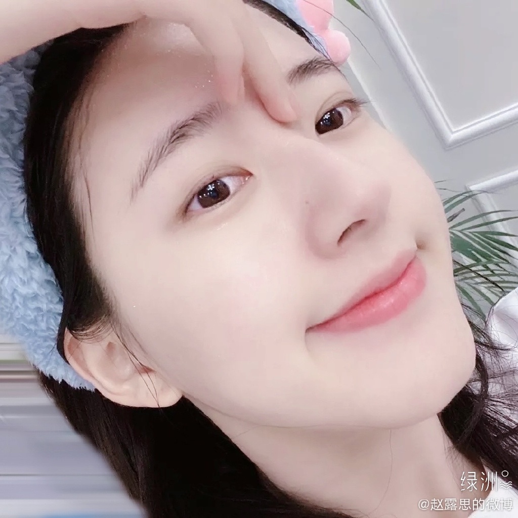 经常在小红书分享护肤经验的她,不时强调「清洁」、「保湿补水」的重要性。比如清洁方面除了日常洗脸,每周都建议可以给肌肤和毛孔来场「大扫除」,利用热敷敞开毛孔后涂抹上清洁面膜,深层洁净更彻底。
