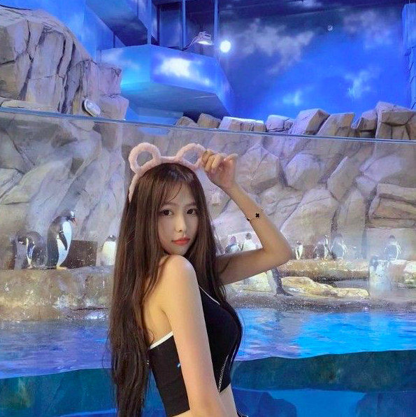 2021香港小姐首轮面试选美佳丽 · 备受热议参赛者 今年面试现场也有不少一出场就很吸睛的佳丽，比如IG上原本就小有名气的KOL、撞脸女明星的参赛者；其中艺人关礼杰的女儿参赛备受关注，气质和外形都获赞综合素质相当高。