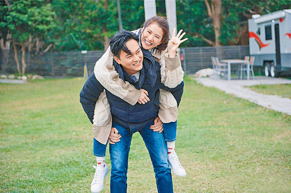 不可能离婚的明星夫妻 4 :张智霖 袁咏仪 相爱至今25+年风雨同舟、依然如胶似漆的张智霖和袁咏仪夫妇,同样是是网友们心目中公认的「神仙爱情」典范!《妻子的浪漫旅行》中某次录制,张智霖翻出给太太的情书让在场嘉宾和屏幕前的观众们感动到热泪盈眶~内容写道:「如果真是要我写一封情书给你的话,我会用一生去写,而你,也请花一世去细读」,相互托付往后余生的真挚感情,着实令人动容。