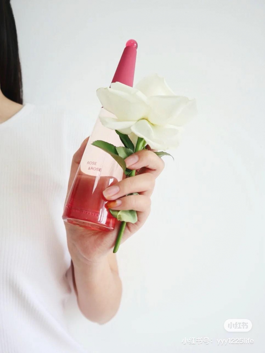 三宅一生推出的一生之水「玫玫女香」，相比上述经典睡莲香更偏沁甜温柔一些，同样细腻温婉且不易和一般玫瑰香水撞香。