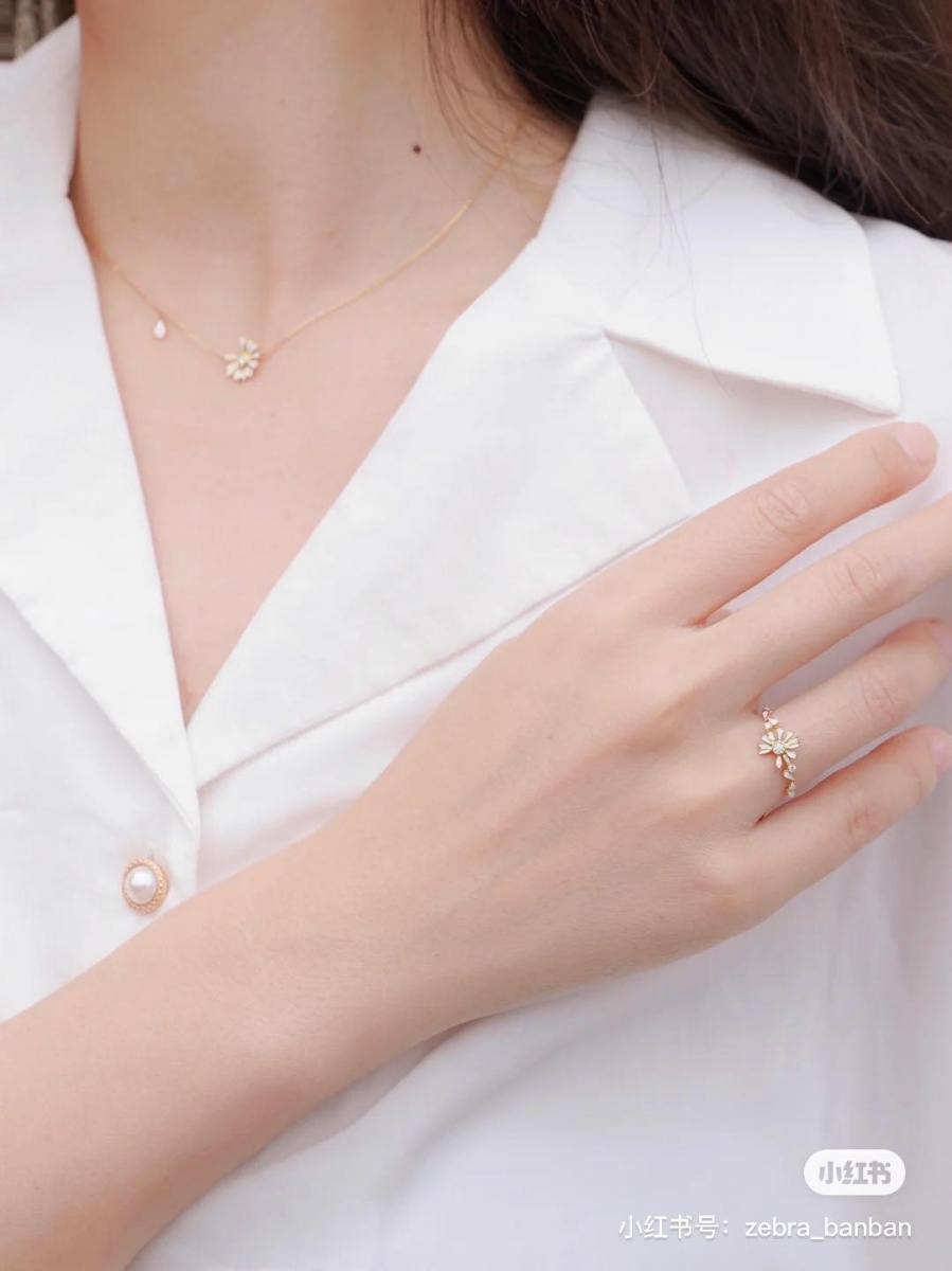 # MONOLOGUE 独白恋恋雏菊链戒、戒指 据悉缺一瓣的花瓣悬挂在旁边的别致设计，寓意「一直会有我，在旁边默默守护着你」；链戒本身可自由调节大小～同系列还有戒指、温柔春意满满的项链和手链，超推荐小雏菊控们一整组入手！