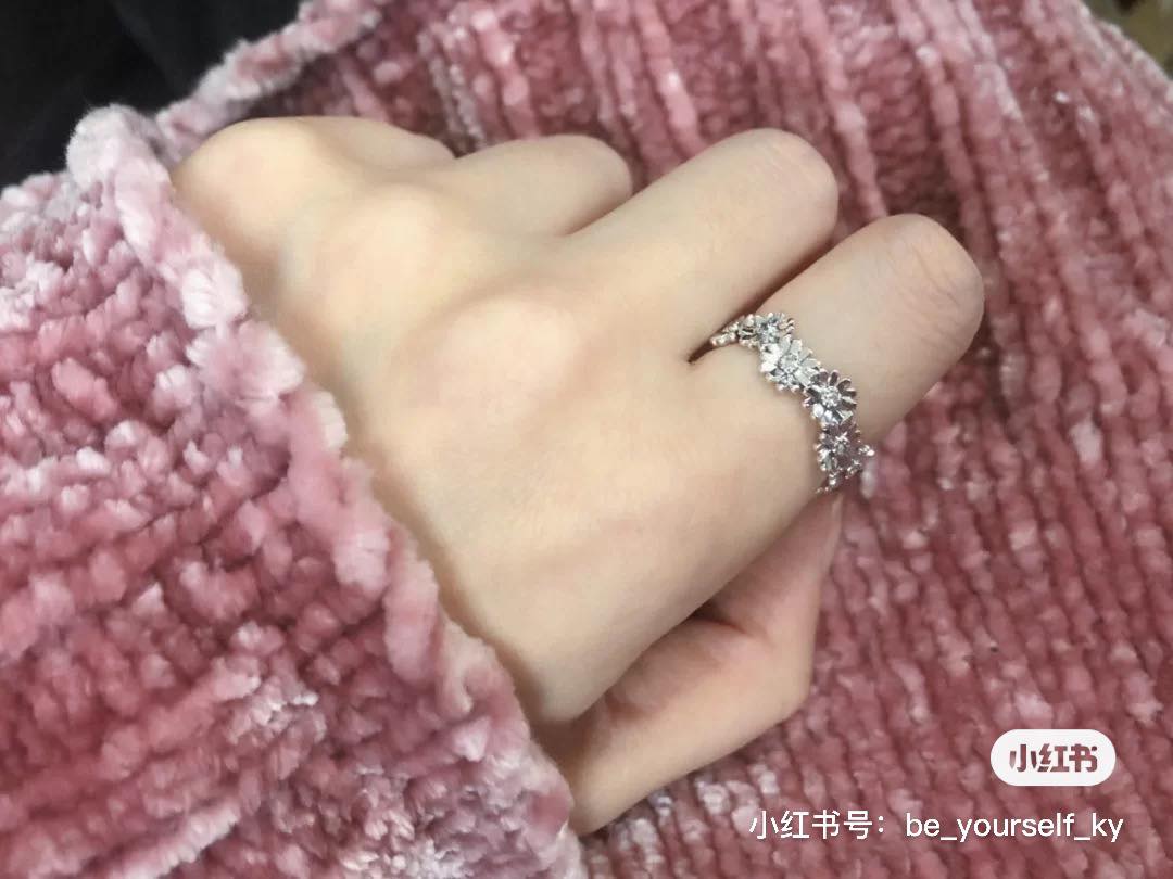 # PANDORA Sparkling Daidy Fower Crown Ring 雏菊交织花冠戒指 >>> 【点击查看购买链接】 做工非常精致、每朵多瓣小雏菊中间都有一个闪闪的锆石，和PANDORA家另一款热销戒指「心意角质」的设计有异曲同工之妙，是戴在手上很有存在感，但相当百搭的一款！