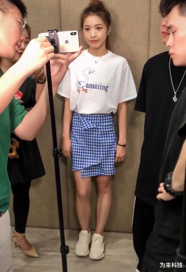 照片爆出后刘思瑶「V脸变方脸」的对比照更被制成各种梗图散播,也被不少网民戏称她是「方脸女神」;事件延烧一段时间后也有不少粉丝怀疑是有心人士眼红她的网络高人气、是网红圈的「防爆」阴谋。大家怎么看呢?