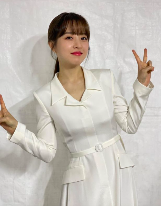 朴宝英瘦身减肥秘诀（三）：泡澡好处多多～ 朴宝英表示，自己和很多女生一样备受「一长胖/易水肿就全胖在脸」的困扰；因此为了让自己的身体血液循环加速，会在运动后泡暖水澡大约半小时。这样一来不仅放松运动完的全身肌肉、舒解身心压力，还有加速流汗排毒、消水肿和消耗卡路里效果。