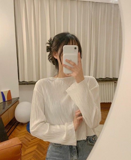 1、经常隔夜充电  相信不少人都有睡前给手机充电的习惯,过程中若是睡着了就一不小心隔夜充电到明日一早;虽说新时代智能手机一般都有预防over-charging的设计,但长久下来维持着香充电充隔夜的习惯,形同频频给电池施高压,对电池健康度必有一定程度的影响。  2、新买的手机充电满8~12小时  刚买的新手机第一次开机使用,完全不需要充电8~12小时!只要像平时一样等手机充电满100%就能开始使用。