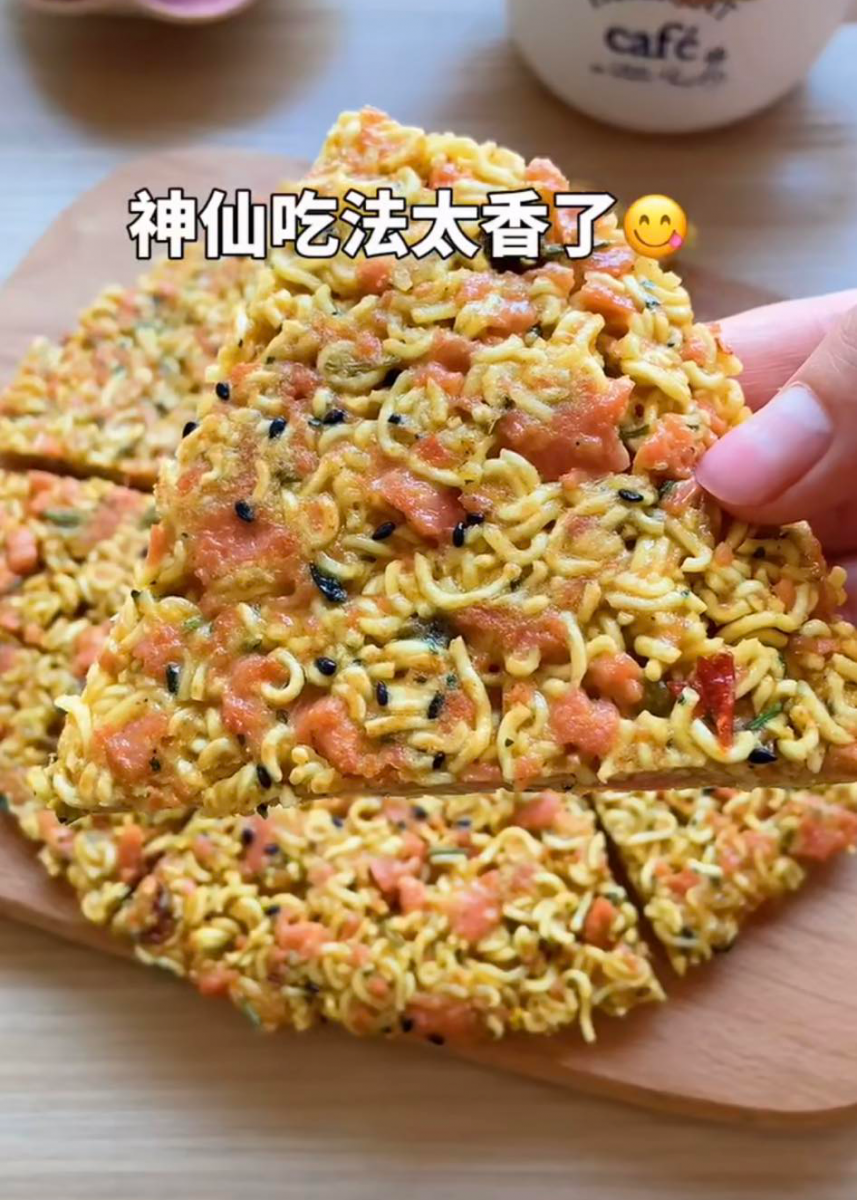 # 1 何炅老师「泡面小圆饼」食谱: 打开一包泡面把料包拿出来,之后将袋子里的泡面饼敲碎;把火腿或香肠剁碎倒在碎泡面上,然后2颗鸡蛋打散倒入,打开泡面原本自配的调料包加到泡面碎中,一起搅拌均匀。倒入平底锅里烧油煎至金黄,出锅即可享用!可以当小点心也能当配菜~