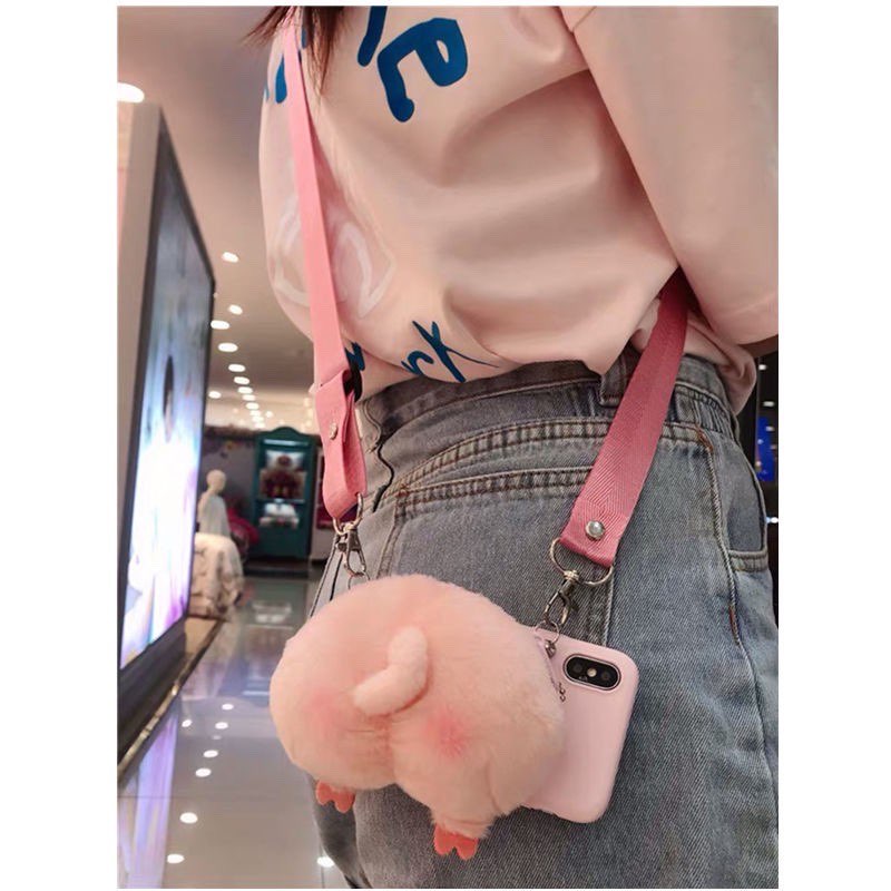 毛茸茸的猪屁屁手机壳还是款小零钱包，容量还算蛮充足的，一次装入信用卡、身份证、零钱等多样随身物品都不是问题；配上内附的斜背带轻松一背就出门～>>> 【点击查看Shopee链接】