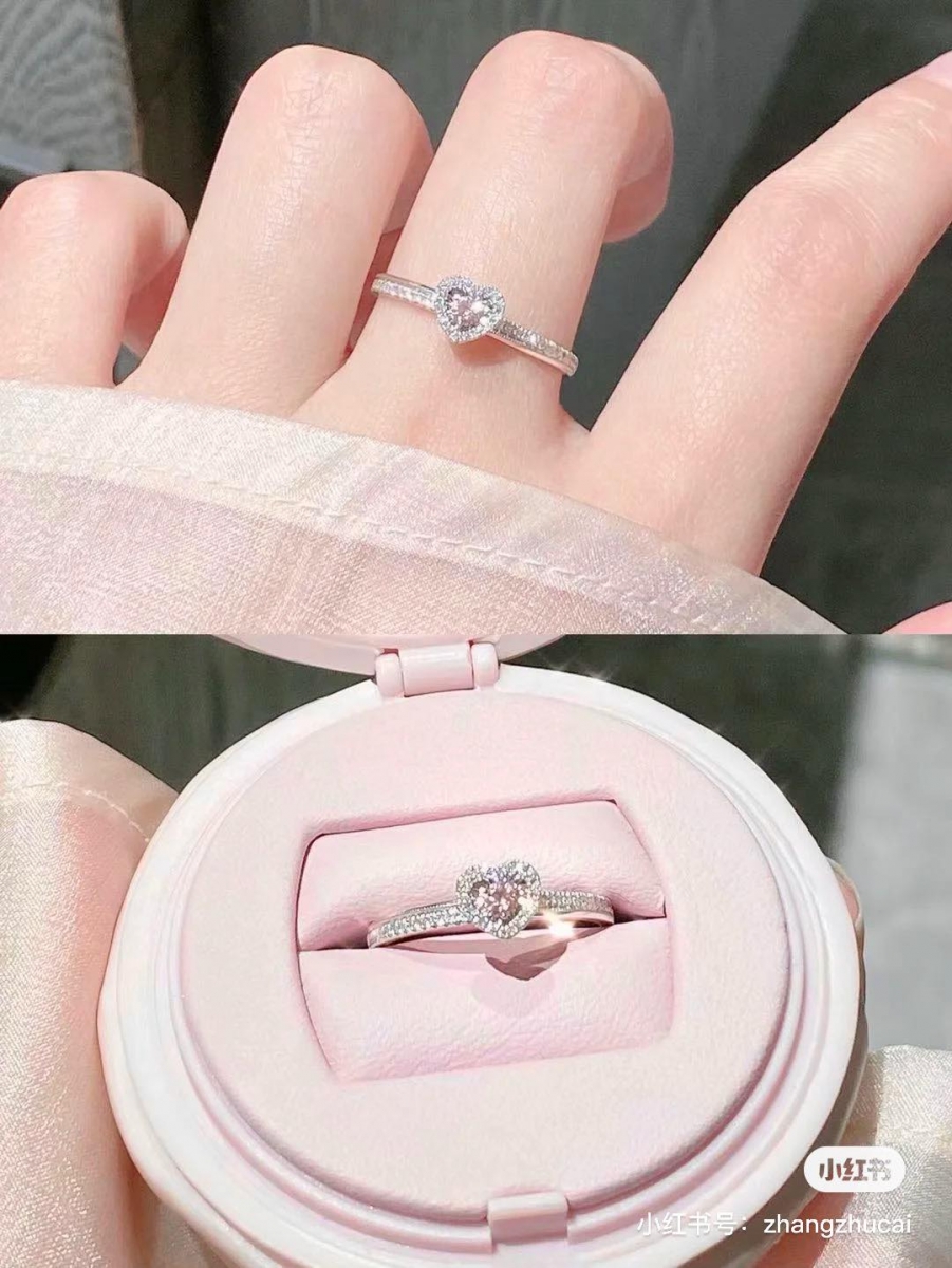 So In Love 爱心粉钻戒指 珍稀粉钻周围和戒圈上都镶有超级璀璨的小碎钻,在室内灯光/阳光底下折射出超闪耀如漫天繁星般光芒,这就是少女心本心没错了!♡