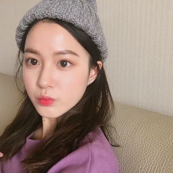 # Tips 2 ：Blink + Break护眼小贴士 长时间盯着3C产品屏幕，太过入神容易减少眨眼频率，进而导致眼睛干燥不适。建议养成每5秒左右眨眼一次，让眼球表面的“泪液膜”可以在眨眼时维持眼睛湿润度。另外也建议每20～25分钟可以起身离开屏幕一会，至少休息20秒～1分钟左右，让双眼获得规律休息。