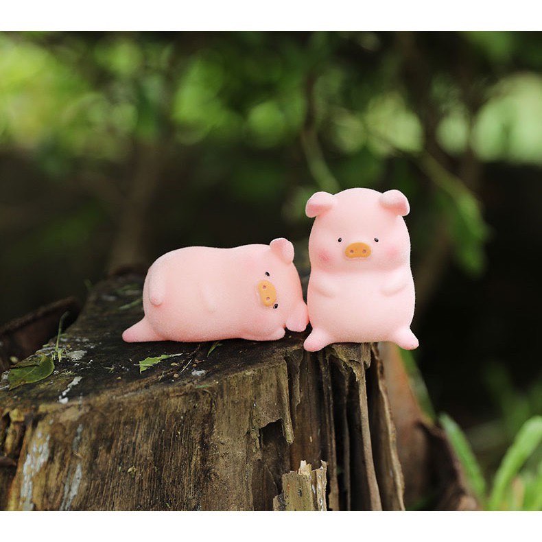 LULU猪汽车迷你摆件 萌萌的LULU猪汽车小摆件让你一个人开车也不孤单！一共8款设计：趴趴LULU款、小爱心趴趴LULU款、吊挂LULU款、小爱心吊挂LULU款、伸懒腰LULU款、坐姿LULU款、挤扁头LULU款、侧躺LULU款，超想All-In！就怕车子里不够位置摆放啊（笑）买家反馈：心情不好的时候看一看它们，坏情绪都赶跑了～♥ >>> 【点击查看Shopee链接】