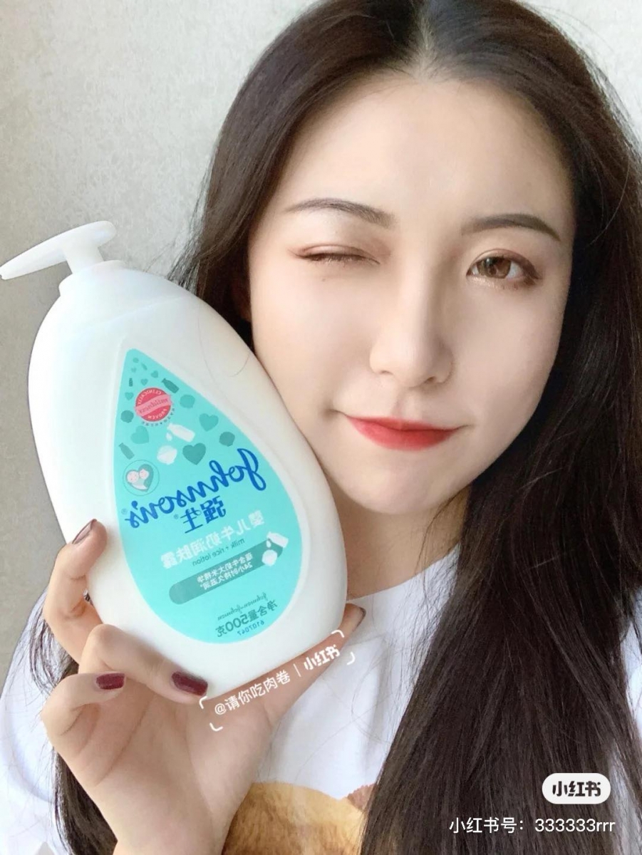 她个人的具体用量是：2勺VC粉 + 一次足够涂抹全身的身体乳分量 + 用精华瓶盖滴管吸出大概半管的白藜芦醇精华液；混合均匀后即可用来涂抹身体。最后她也提醒想要美白效果好的女生，一定要记得防晒到位，否则用再多美白身体乳都无效哦～