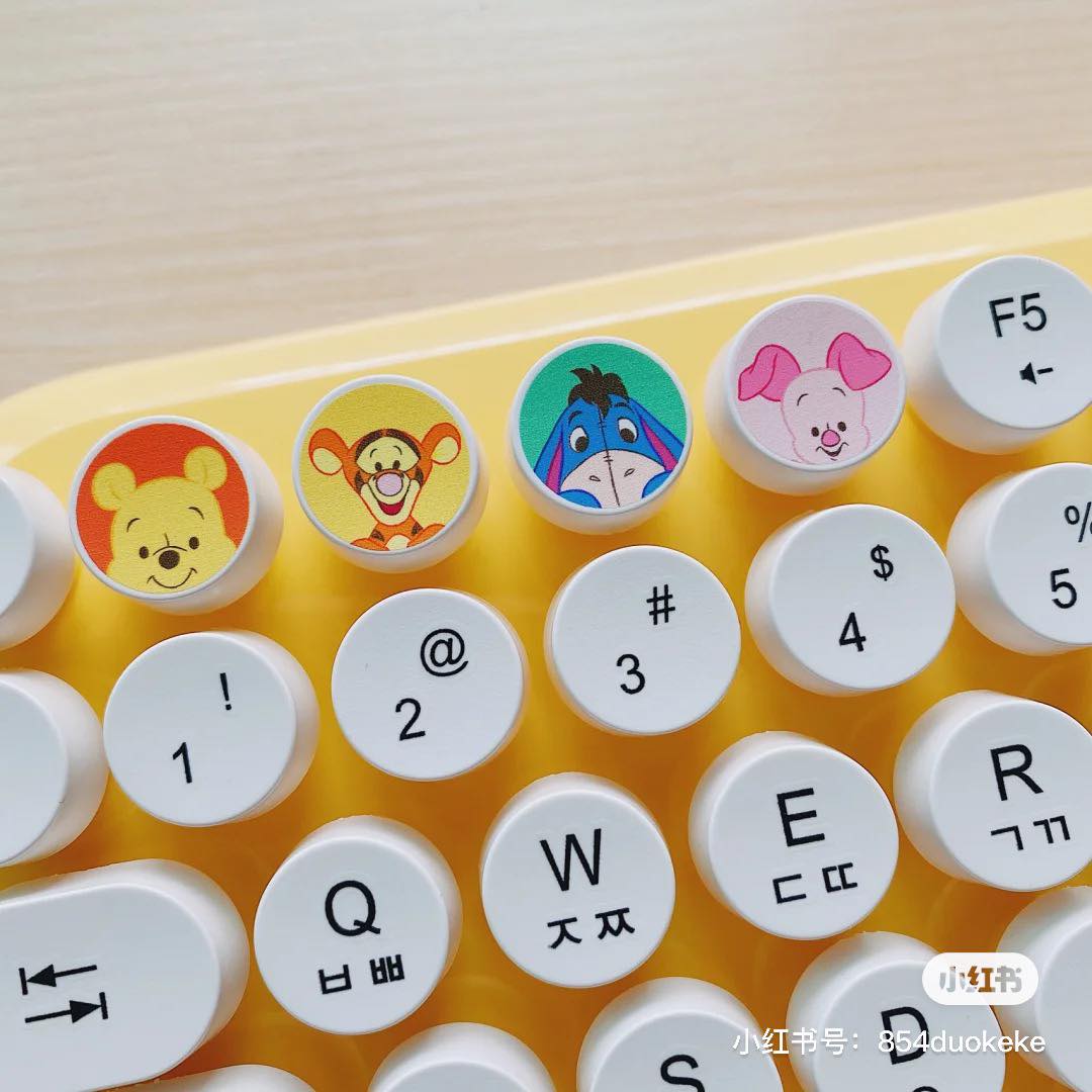 # 5 ROYCHE小熊维尼键盘在Shopee竟然在出售！♥ 键盘左上角和Spacebar都有可爱卡通设计，同系列小猪Piglet粉色款也很值得入手哇～