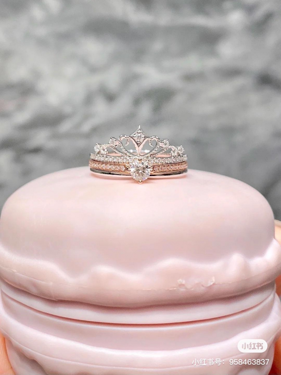 So In Love 城堡烟花戒指 城堡烟花系列戒指由2枚戒指组成,一枚是简约不失精致感的钻戒,另一枚则是公主风皇冠设计的绝美设计,各别单独佩戴或组合佩戴都尽显别样美感。