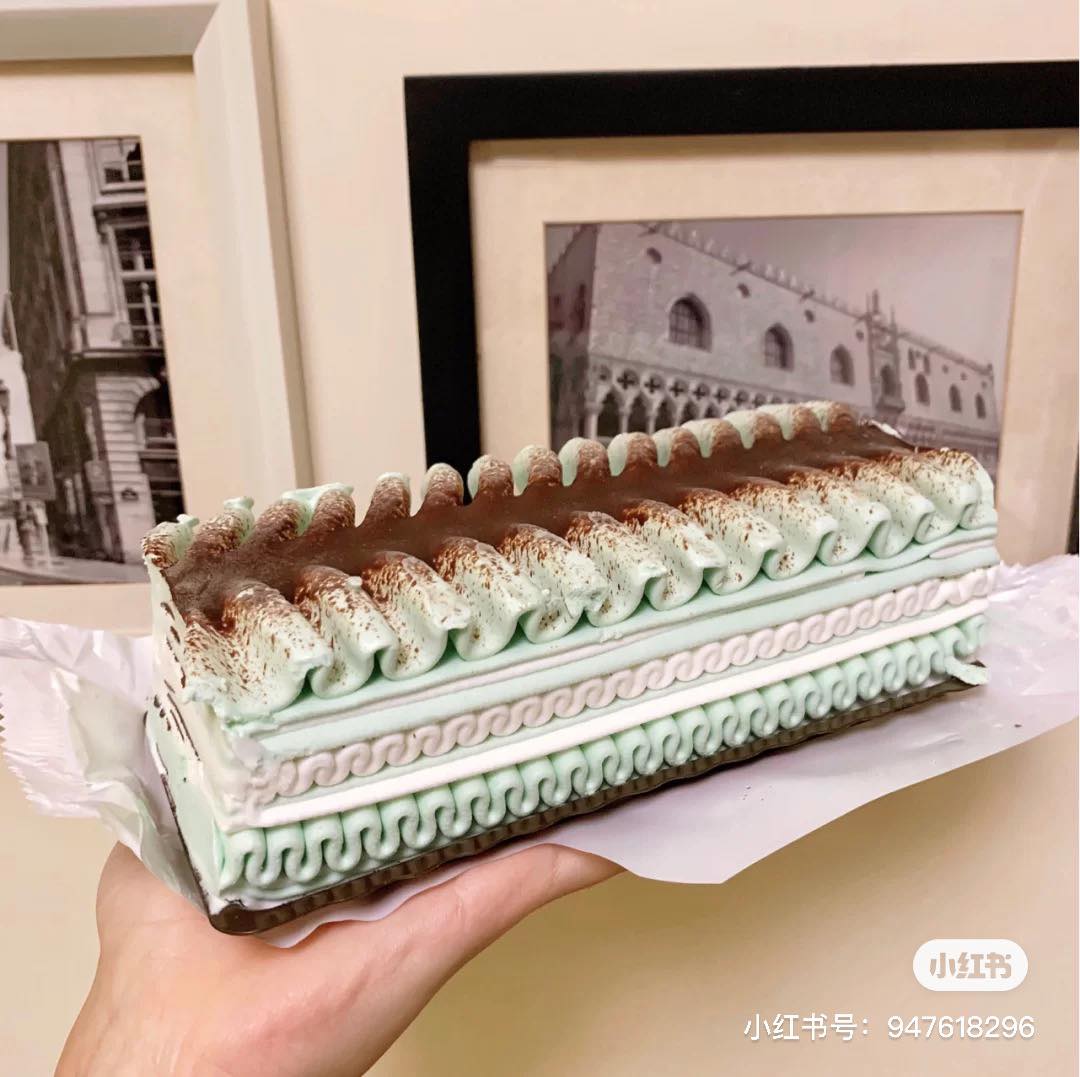 相信80后、90后的大家童年时光中都曾品尝过超经典的Viennetta千层雪糕!超工整波浪形裱花冰淇淋外观非常治愈,里面还有脆口的巧克力增添口感;当时这款雪糕冰品堪称风靡一时,用现在的话来说…是「超抢手网红款」没错了(笑)