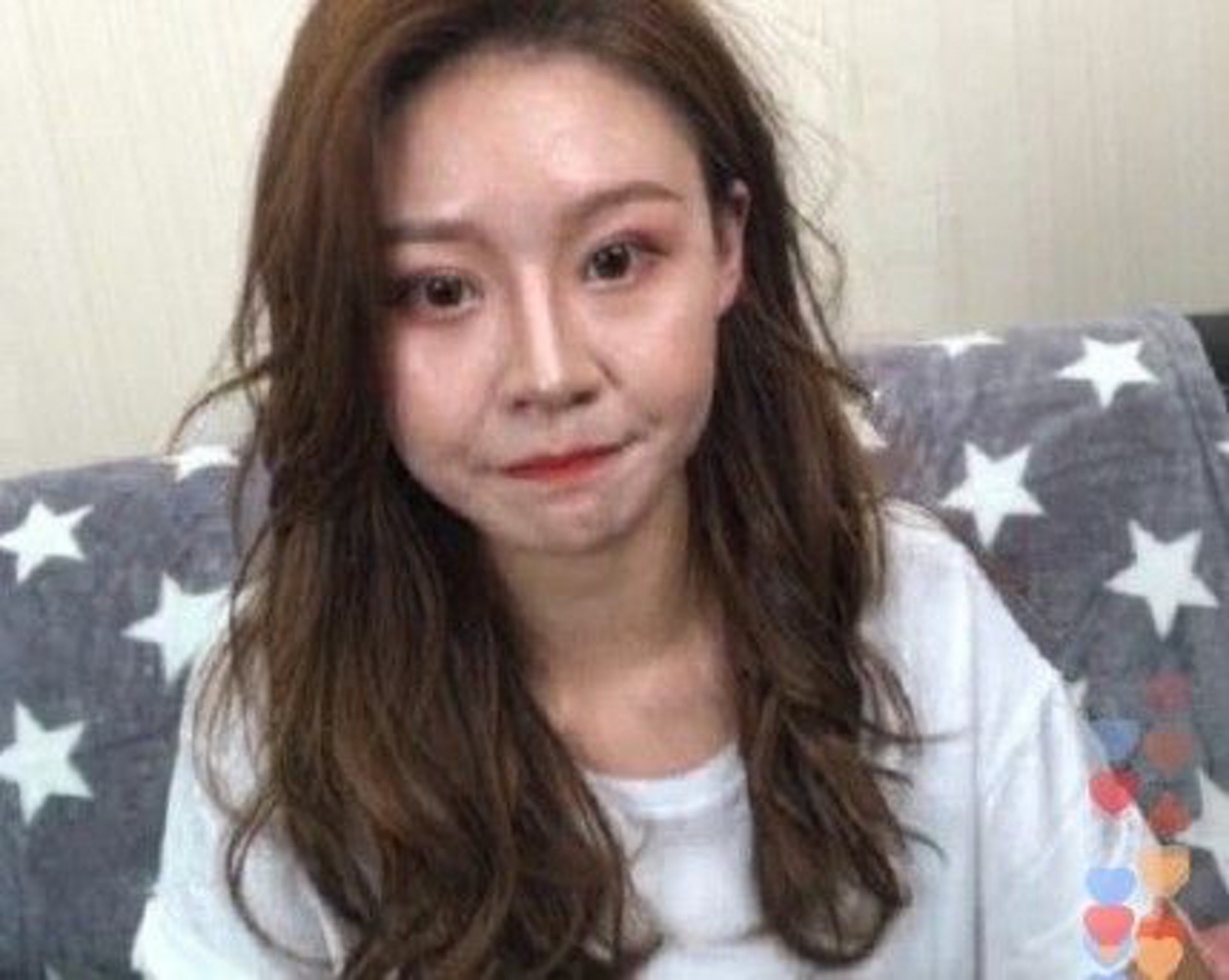 网民在实时互动中再三要求她开美颜,颇感烦躁的她回应:「不要再纠结美颜这个事了…你们不要那么严厉好吗?」但后来还是妥协开了滤镜。此举让部分网民替她抱不平「开美颜滤镜被嫌不真实,不开美颜滤镜又被喷?这么病态的审美观下,不容貌焦虑才怪!」