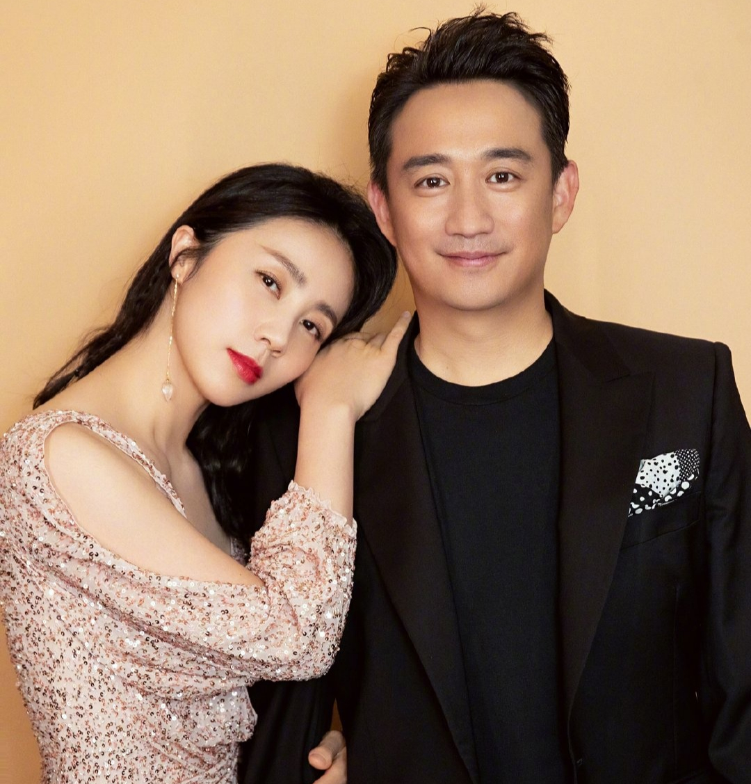 不可能离婚的明星夫妻 8 :黄磊 孙莉 黄磊和孙莉相知相伴20余年,有老夫老妻的相互依赖和默契、也有小情侣般的甜蜜,是中国娱乐圈中公认的「金童玉女」。据悉黄磊当年第一次见到孙莉便认定了眼前的她一定会是未来的老婆,像极了粉红泡泡满满的偶像剧情节!