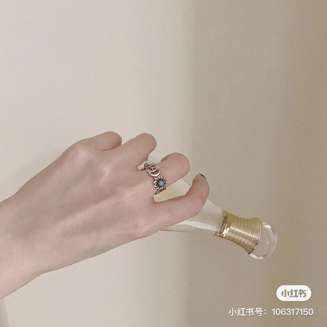 # GUCCI 泫雅同款小雏菊戒指 甜酷女孩很值得入手的一款小雏菊戒指，双G Logo元素是很有质感的银饰材质，小雏菊的部分有点Vintage做旧风格，实物非常精致！