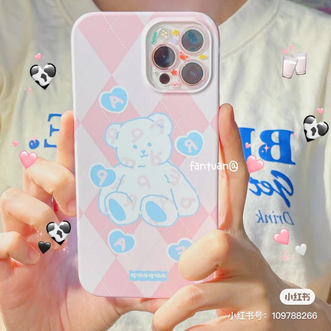 无论是搭配透明或简约设计的手机壳，还是近期很流行的少女系INS风手机壳都非常好看！下面来给感兴趣想入手的大家找来几款Shopee上有在出售的款式：