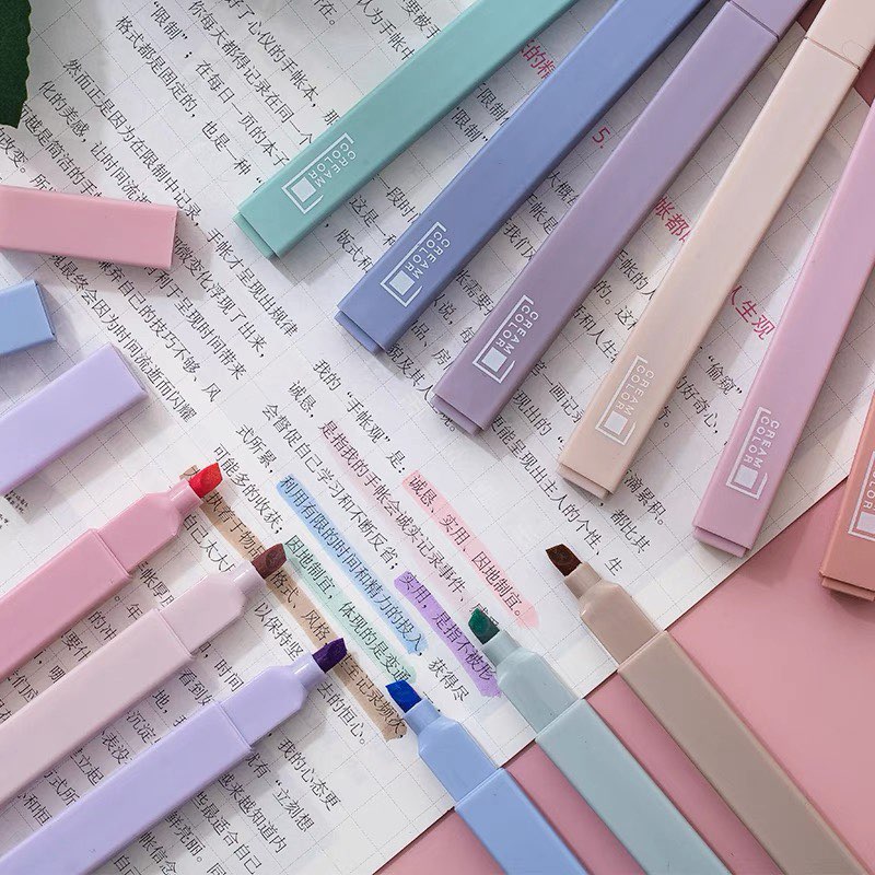 # 4 集物社软头荧光笔 这组集物社推出的柔软笔头荧光笔，柔色甜系和莫兰迪色盐系2组都非常值得入手！而且梦幻粉嫩配色的笔身采以方形设计、很有特点，编第一眼还误以为是哪家美妆品牌推出的习惯唇膏呢（笑）