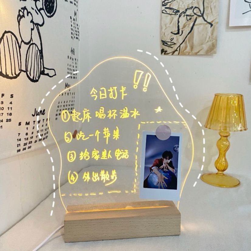 不规则几何型的亚克力记事板也别具美感~不仅可以记To-Do List,还可以写小日记、练字。