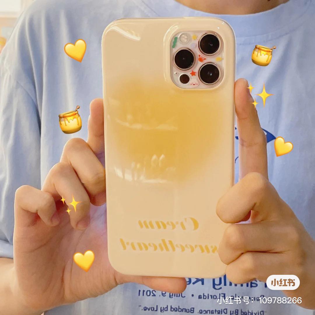 不少使用过的小红书博主推荐，如果刚巧入手的不是连带后置镜头一起保护的「全包型」手机壳，类似的镜头保护贴膜就能很好帮助起到防护作用。