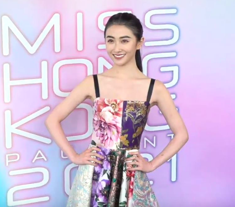 今年面试现场也有不少一出场就很吸睛的佳丽，比如IG上原本就小有名气的KOL、撞脸女明星的参赛者；其中艺人关礼杰的女儿参赛备受关注，据悉是爸爸的圈内好友张兆辉提名的呢～