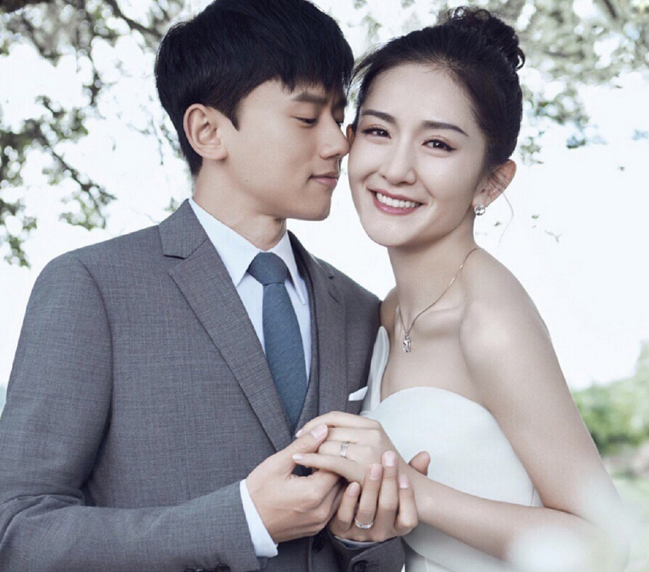 张杰 谢娜 张杰和谢娜自官宣恋情到步入婚姻,再到如今孕育小孩共组温馨家庭,一举一动都是网民们所关注的焦点。事实上俩人起初交往时并不被看好,张杰更多次被形容是「靠女友/老婆名气走后门」;夫妻二人均未对流言蜚语多加解释或激动驳斥,仅把答案交给时间去证明。至今张杰谢娜结婚10年依然恩爱,不时在微博上撒糖大秀温馨家庭生活,羡煞旁人。