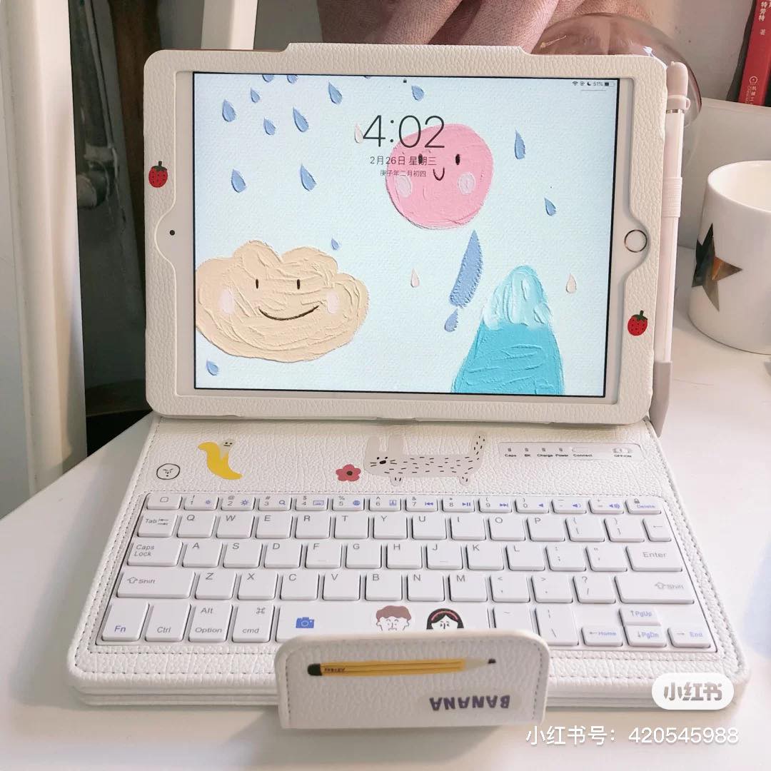 # 3 素色皮革设计的一款键盘+保护壳一体成型设计，键盘较轻薄因而打字敲击感或许没有上述几款来得有feel，但胜在价格真的很便宜，还能和小红书博主们一样自行贴上各种贴纸DIY美化。