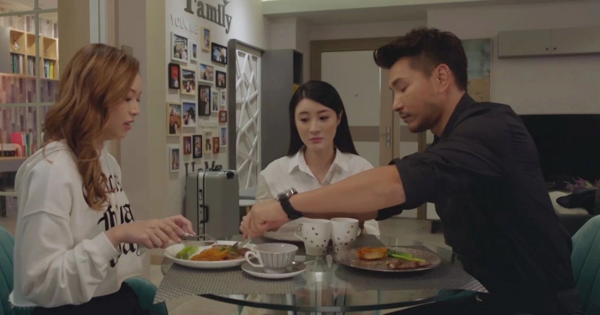 # 高段位绿茶套路 3:有意无意贬低正宫 Ana为了查案来到森Sir和阿Wing的装修好的新房,擅自改动家居布置,等森Sir回来还大大咧咧任意批评布置风格这里不对、那里不好,让在场负责新居布置的正宫阿Wing超尴尬。虽然这段情节的设定是,Ana以为布置是森Sir选的才会评头论足,但这番对人家小俩口的专属空间指指点点、似是无意为之却确实贬低了正宫品味的操作,真的很令观众翻白眼~