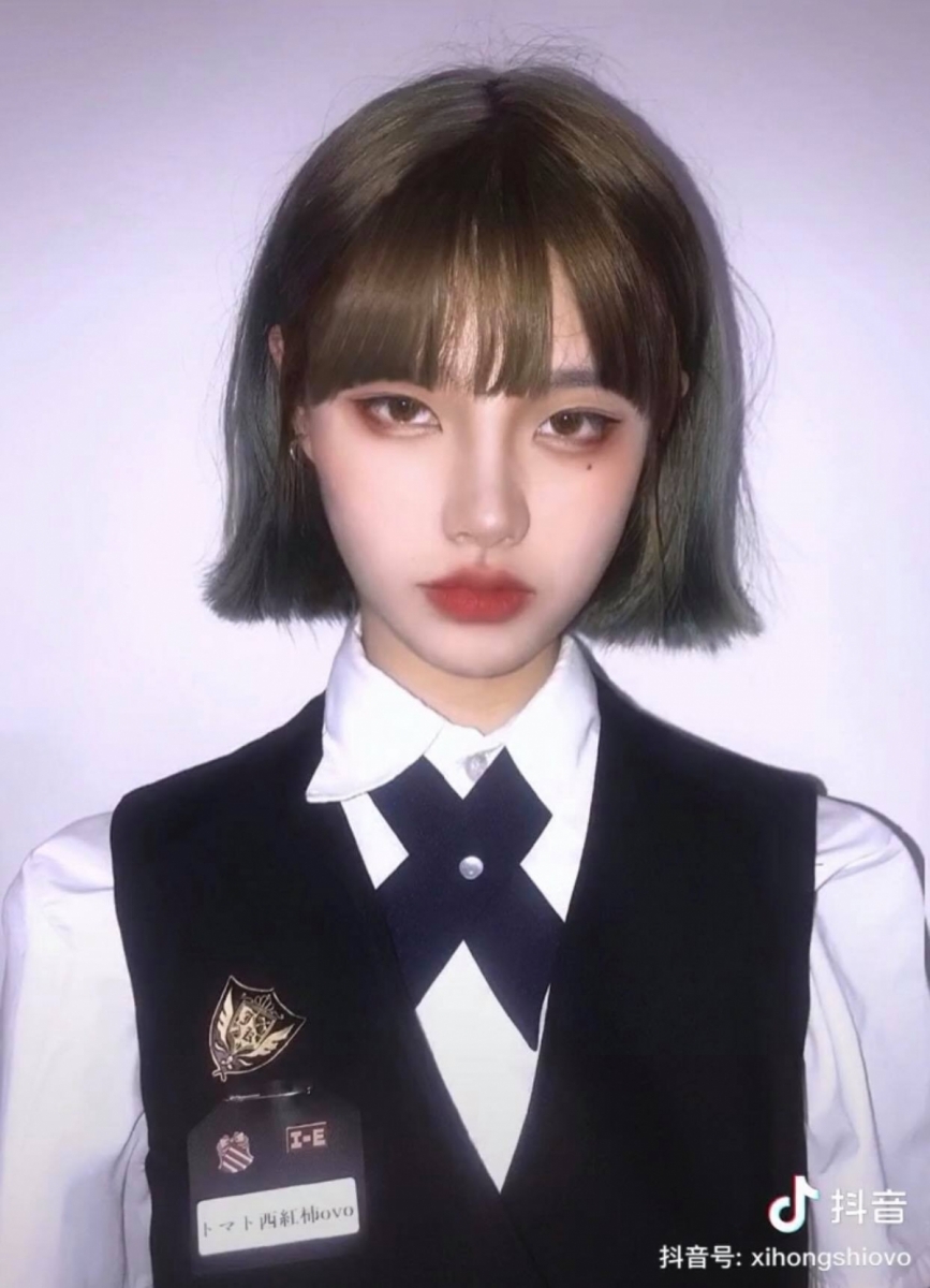 修图前后对比可以说是相当惊人,也让不少网民惊叹:这个修图首发真是绝了…