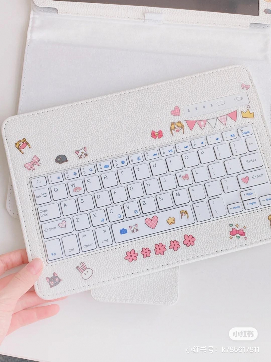 # 3 素色皮革设计的一款键盘+保护壳一体成型设计，键盘较轻薄因而打字敲击感或许没有上述几款来得有feel，但胜在价格真的很便宜，还能和小红书博主们一样自行贴上各种贴纸DIY美化。