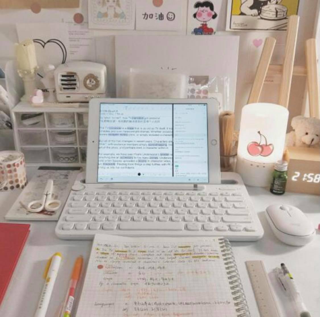 # 6 Logitech K480无线蓝牙键盘，凹槽部分可以直接将iPad立起来当支架用；但这款重量比较沉、约820g，界面也比较大，比较不适合戴出门使用。