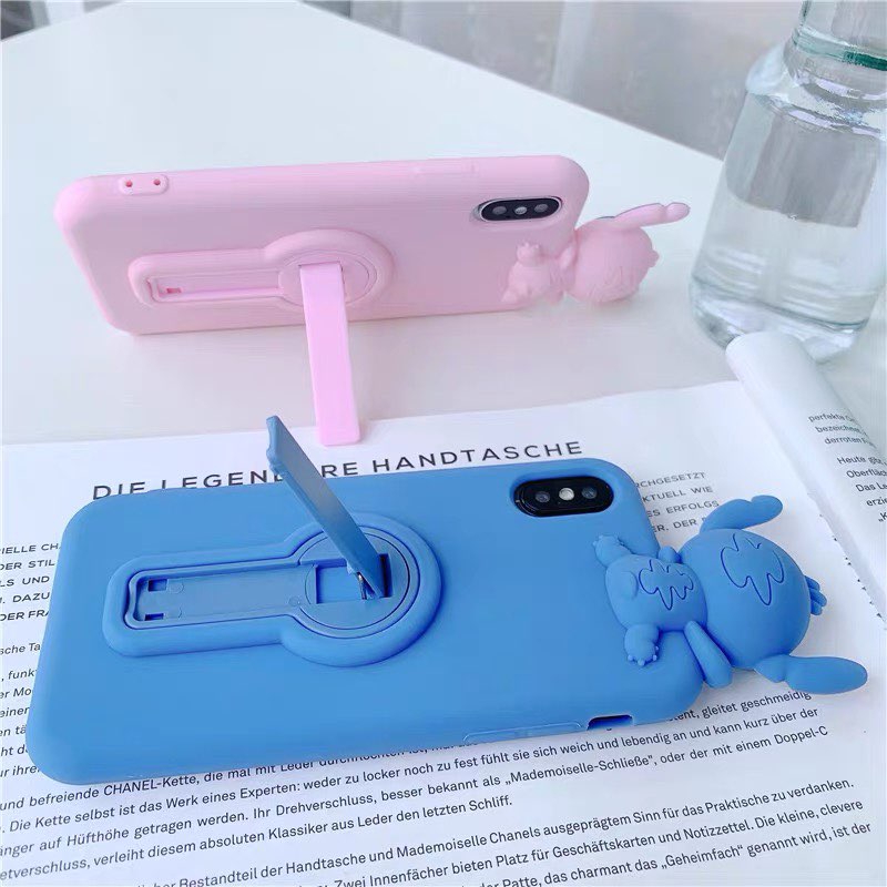 # 史迪奇手机壳 3 除了有萌萌的史迪奇趴在手机顶部注视着你，手机壳背面还贴心附有小立架设计，追剧刷影片轻松解放双手！