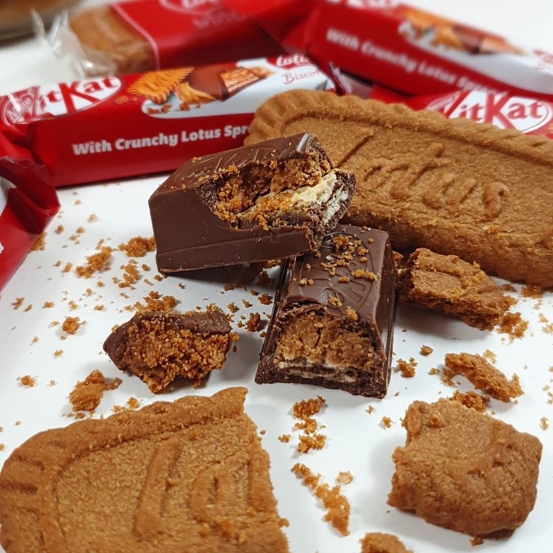 大受好评的这款联名巧克力棒，以KitKat香醇巧克力外层，搭配内里的薄脆饼干以及Lotus Biscoff焦糖口味内陷，层层堆叠出超级丰富美味的口感～